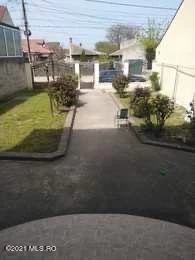 705610898