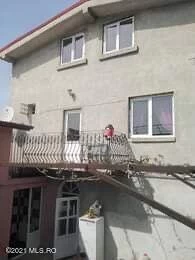 705610899