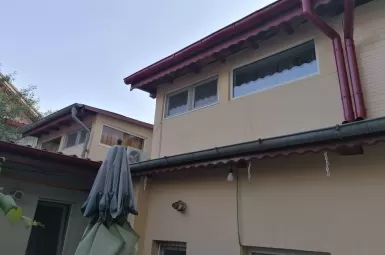 605049047